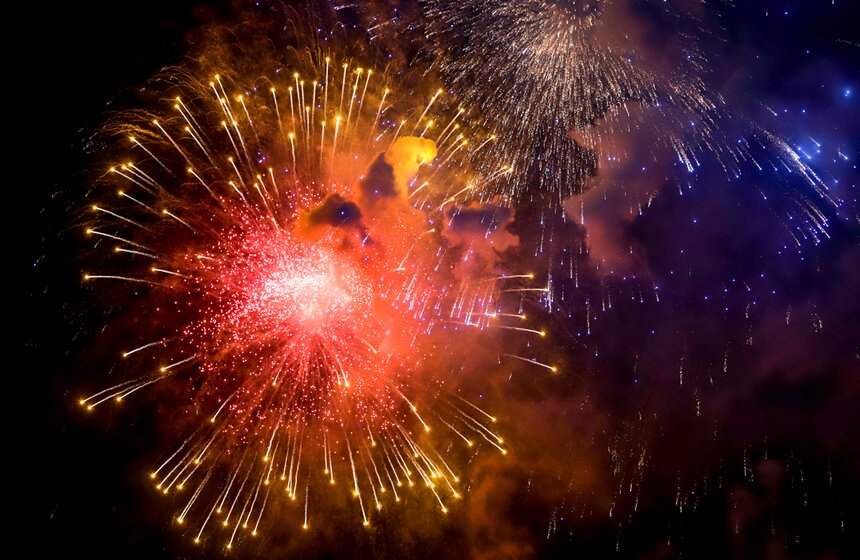 Салют в честь Дня Победы прогремел в небе над Москвой 12 фото