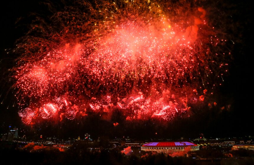Салют в честь Дня Победы прогремел в небе над Москвой 1 фото
