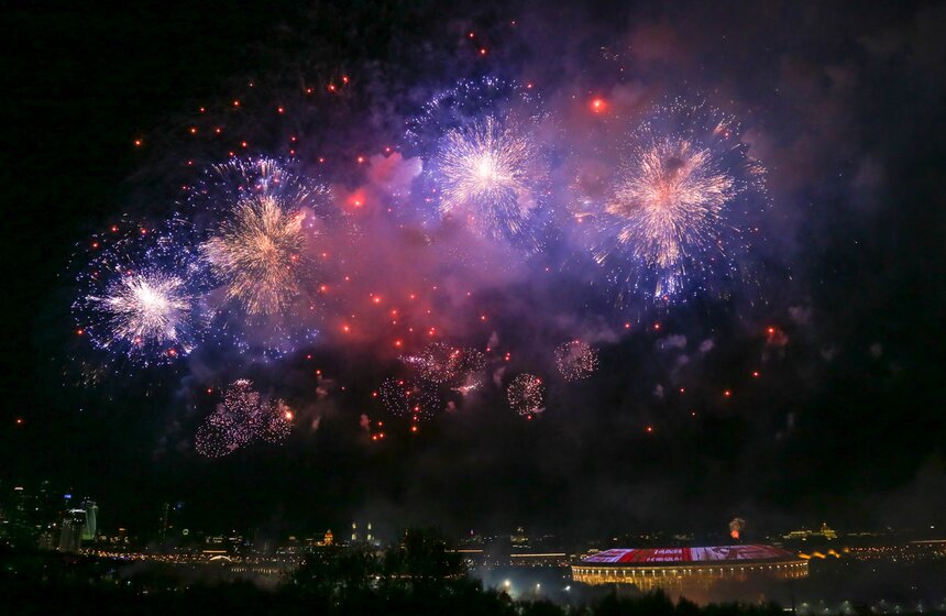 Салют в честь Дня Победы прогремел в небе над Москвой 7 фото