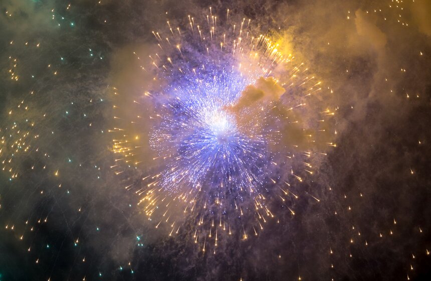 Салют в честь Дня Победы прогремел в небе над Москвой 8 фото