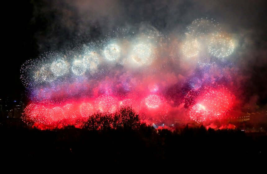 Салют в честь Дня Победы прогремел в небе над Москвой 13 фото