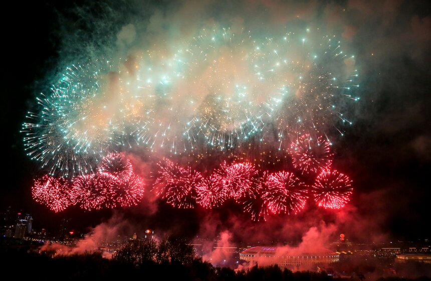 Салют в честь Дня Победы прогремел в небе над Москвой 11 фото