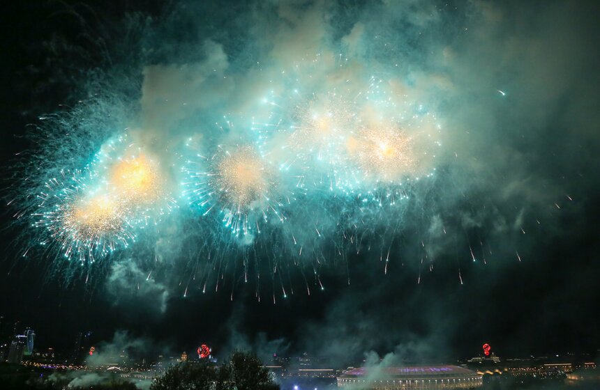 Салют в честь Дня Победы прогремел в небе над Москвой 9 фото