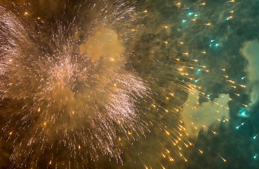 Салют в честь Дня Победы прогремел в небе над Москвой 10 фото