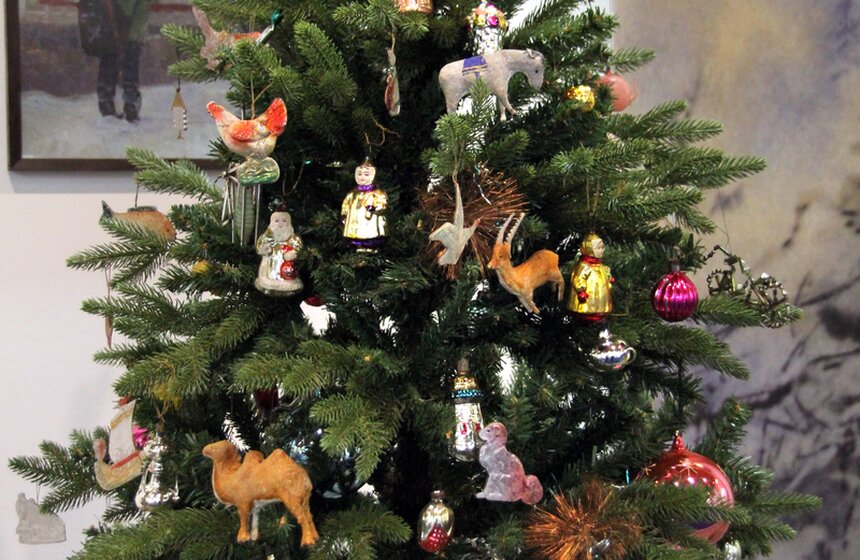 В Москве открылась выставка советских елочных игрушек 16 фото
