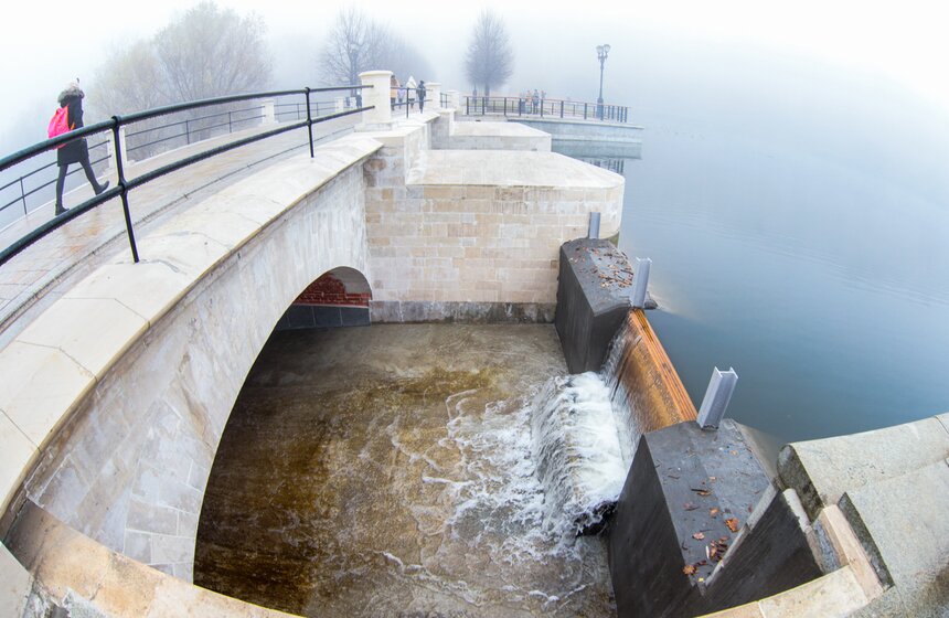 На юге Москвы отремонтировали пешеходный мост "Царицынская плотина" 12 фото