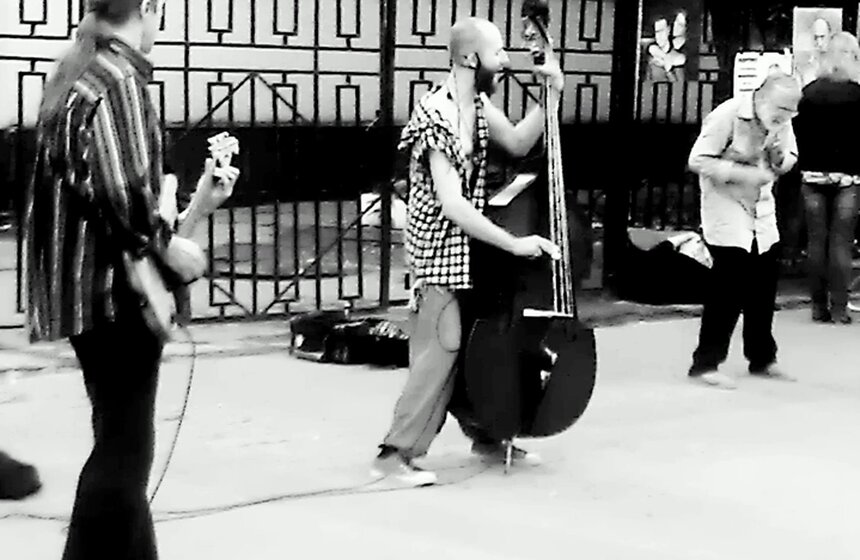 Ирина Зимина. Арбат. Уличное выступление забавных ребят.