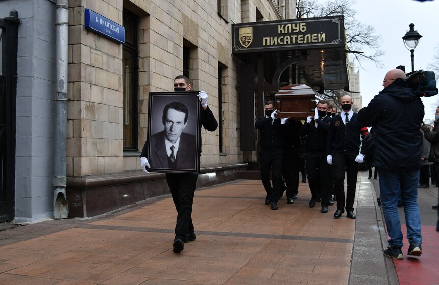 В Москве простились с писателем Виктором Коклюшкиным 20 фото