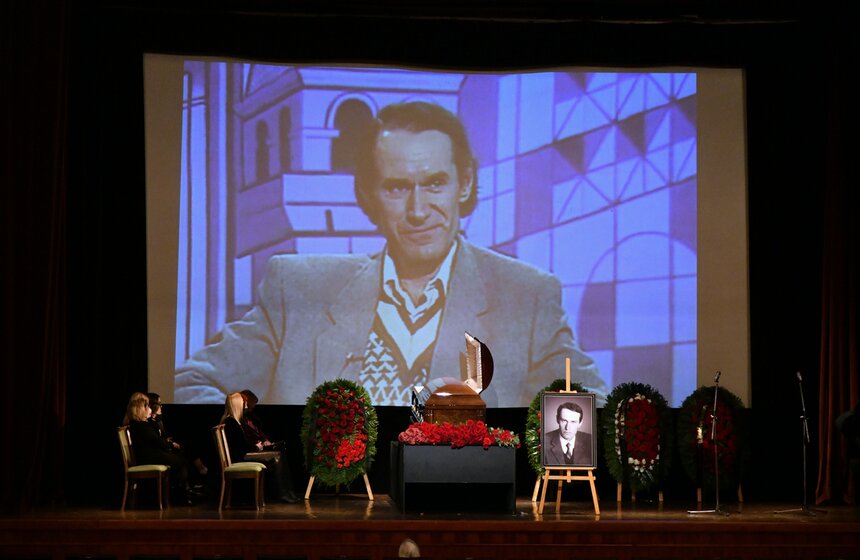 В Москве простились с писателем Виктором Коклюшкиным 13 фото