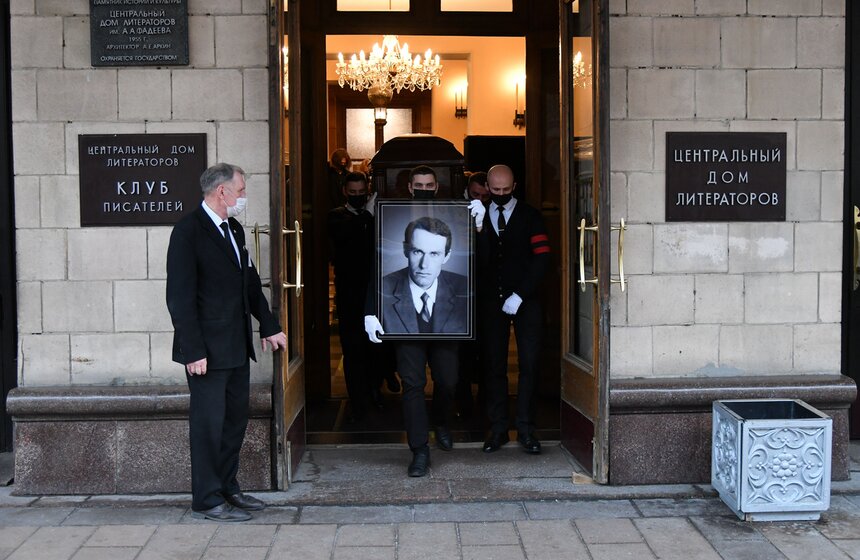 В Москве простились с писателем Виктором Коклюшкиным 18 фото