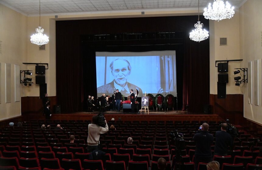 В Москве простились с писателем Виктором Коклюшкиным 10 фото