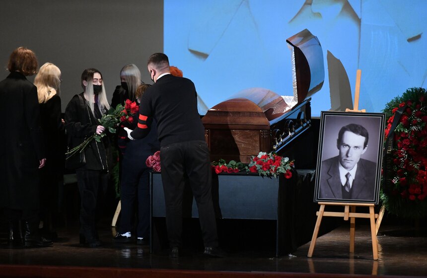 В Москве простились с писателем Виктором Коклюшкиным 9 фото