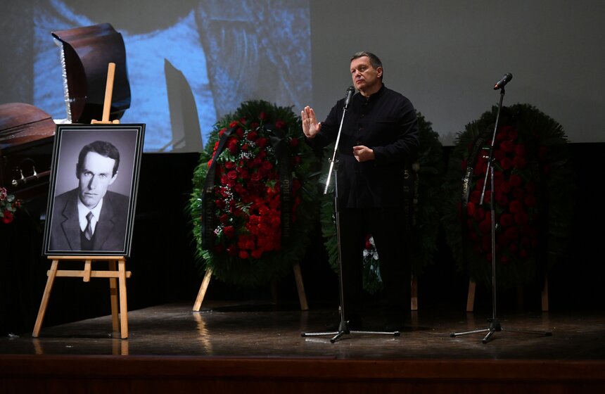 В Москве простились с писателем Виктором Коклюшкиным 17 фото