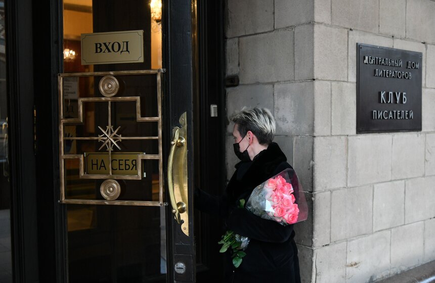 В Москве простились с писателем Виктором Коклюшкиным 2 фото