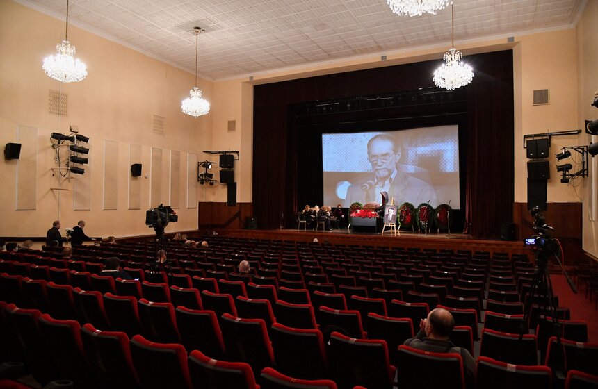 В Москве простились с писателем Виктором Коклюшкиным 4 фото