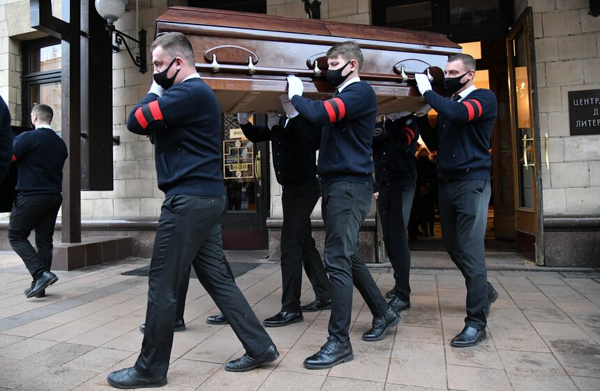 В Москве простились с писателем Виктором Коклюшкиным 19 фото