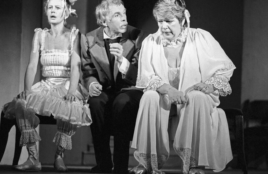 Сцена из спектакля "Ревизор" в театре "Современник", 1983 год