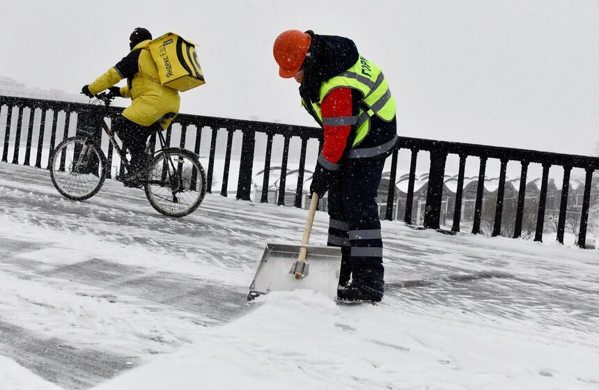 Москва ликвидирует последствия снегопада. Для уборки снега в Москве задействовали 60 тысяч рабочих