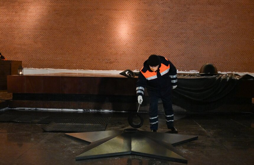 Профилактику Вечного огня провели у стен Кремля перед Днем защитника Отечества