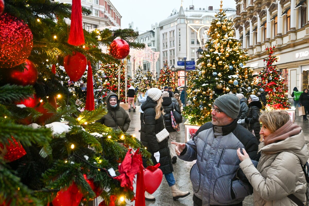 31 декабря является. Новогодние каникулы. Новогодний город. Новогодние гуляния. Новый год в России.