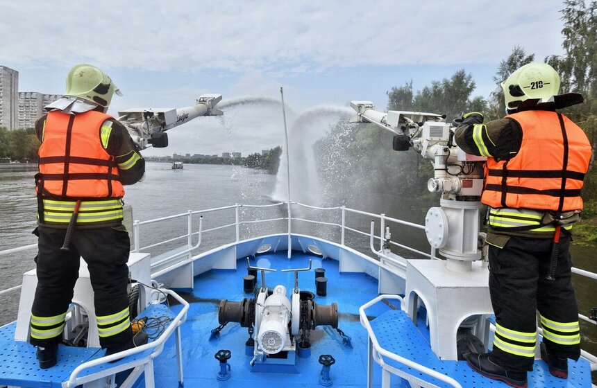 Московские спасатели провели тренировку на корабле "Полковник Чернышев"