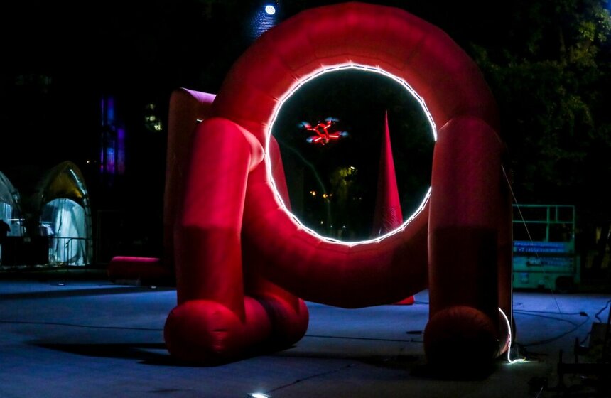 На ВДНХ прошел международный фестиваль по дрон-рейсингу