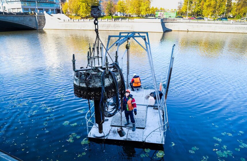 В Москве на Водоотводном канале провели консервацию плавающих фонтанов