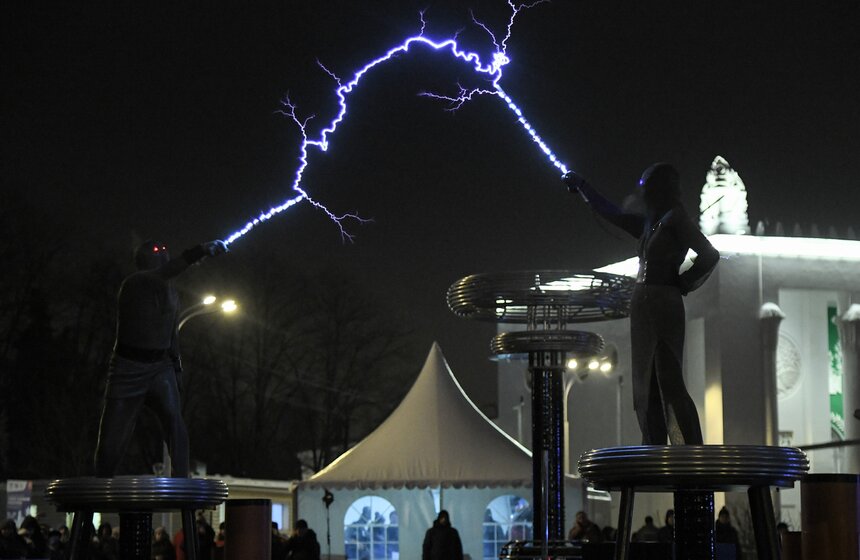 Научно-популярное "Тесла-шоу" показали на ВДНХ 4 фото