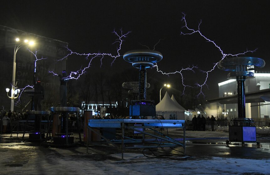 Научно-популярное "Тесла-шоу" показали на ВДНХ 6 фото