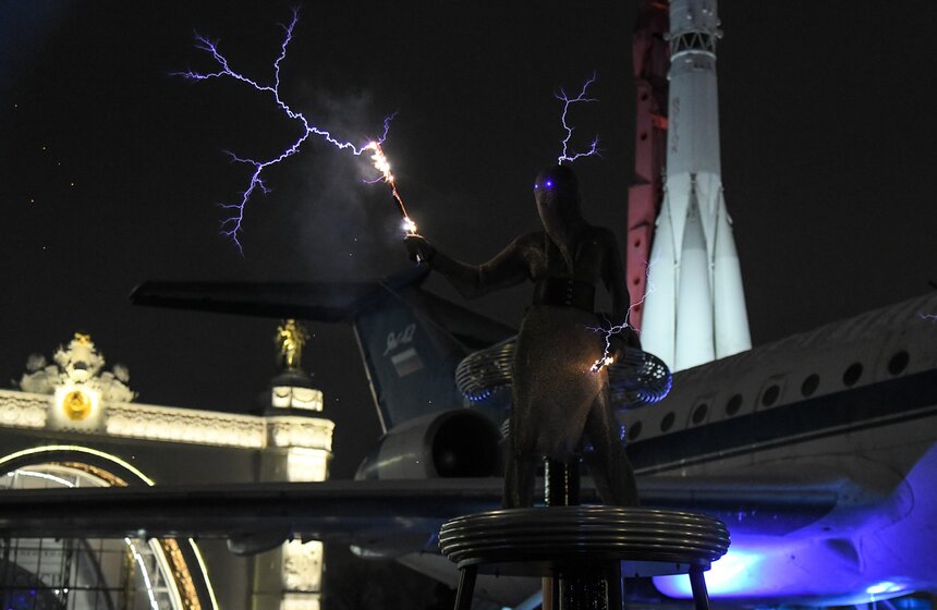 Научно-популярное "Тесла-шоу" показали на ВДНХ 16 фото