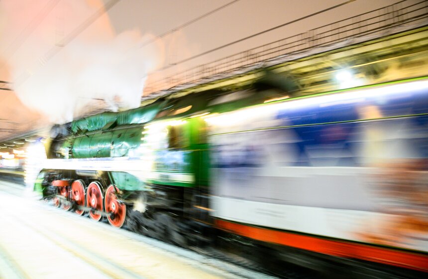 На станции МЦК "Шелепиха" москвичи могли сфотографироваться с поездом Деда Мороза 16 фото