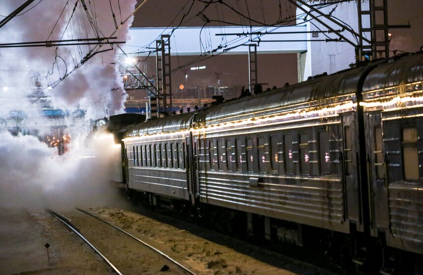 На станции МЦК "Шелепиха" москвичи могли сфотографироваться с поездом Деда Мороза 15 фото
