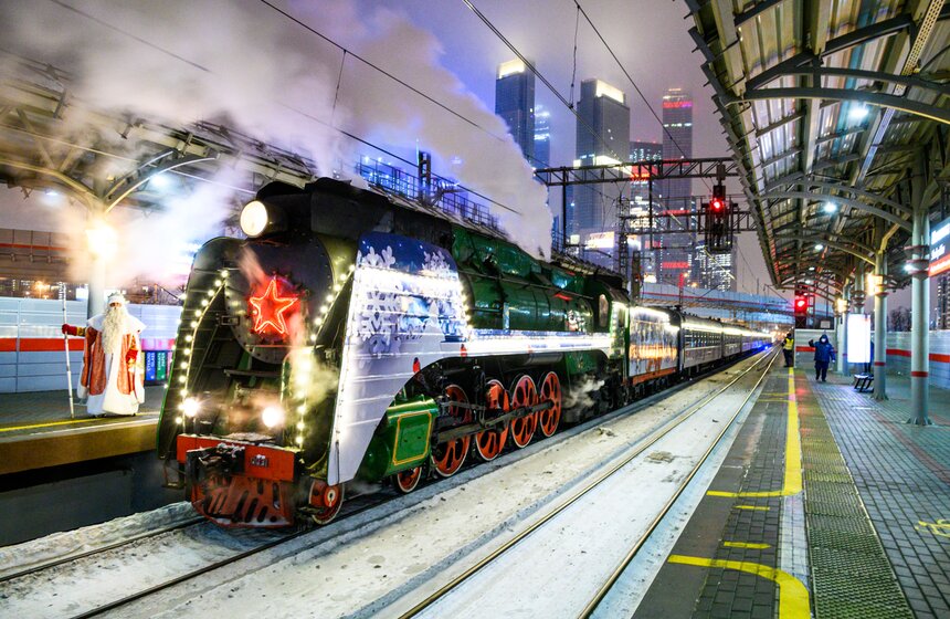 На станции МЦК "Шелепиха" москвичи могли сфотографироваться с поездом Деда Мороза 8 фото