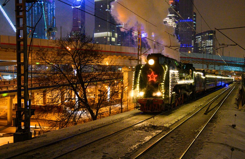 На станции МЦК "Шелепиха" москвичи могли сфотографироваться с поездом Деда Мороза 3 фото