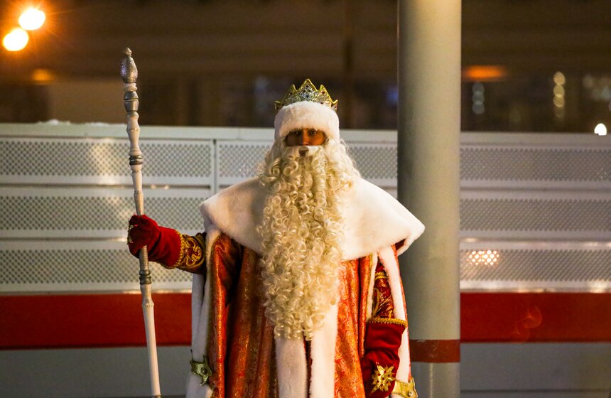 На станции МЦК "Шелепиха" москвичи могли сфотографироваться с поездом Деда Мороза 11 фото