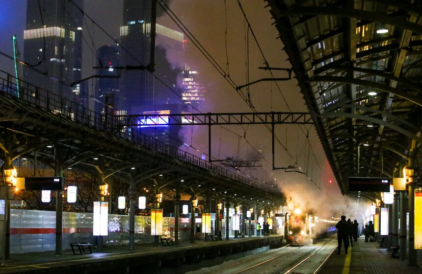 На станции МЦК "Шелепиха" москвичи могли сфотографироваться с поездом Деда Мороза 13 фото