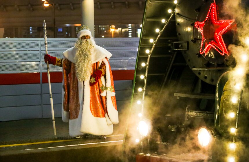 На станции МЦК "Шелепиха" москвичи могли сфотографироваться с поездом Деда Мороза 9 фото