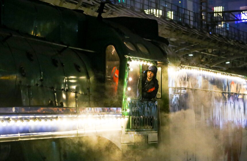 На станции МЦК "Шелепиха" москвичи могли сфотографироваться с поездом Деда Мороза 14 фото