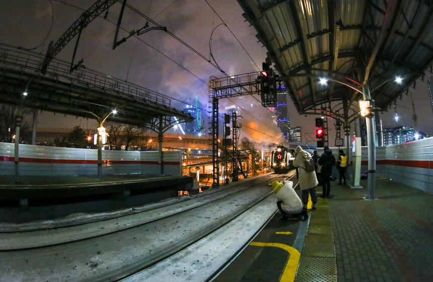 На станции МЦК "Шелепиха" москвичи могли сфотографироваться с поездом Деда Мороза 2 фото