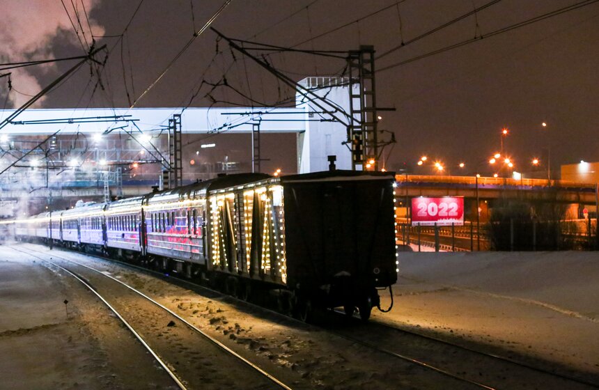 На станции МЦК "Шелепиха" москвичи могли сфотографироваться с поездом Деда Мороза 17 фото