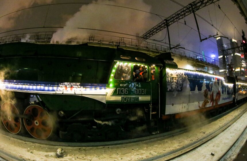 На станции МЦК "Шелепиха" москвичи могли сфотографироваться с поездом Деда Мороза 7 фото