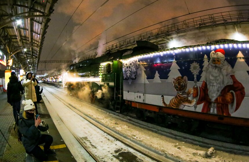 На станции МЦК "Шелепиха" москвичи могли сфотографироваться с поездом Деда Мороза 5 фото