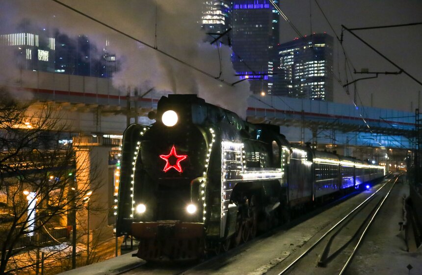 На станции МЦК "Шелепиха" москвичи могли сфотографироваться с поездом Деда Мороза 1 фото