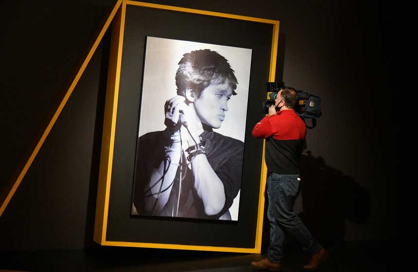 В Манеже состоялось пресс-открытие выставки "Виктор Цой. Путь героя" 18 фото