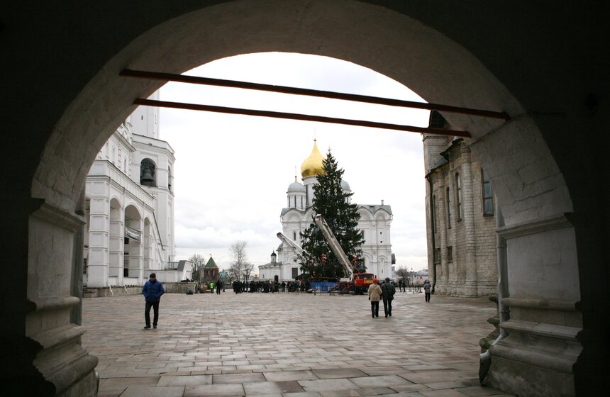 Главную елку страны установили на Соборной площади 18 фото