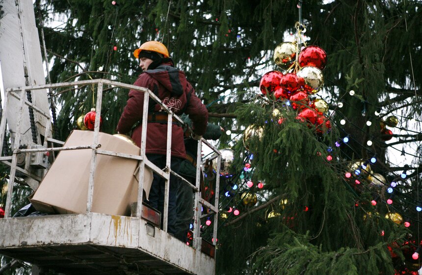 Главную елку страны установили на Соборной площади 2 фото