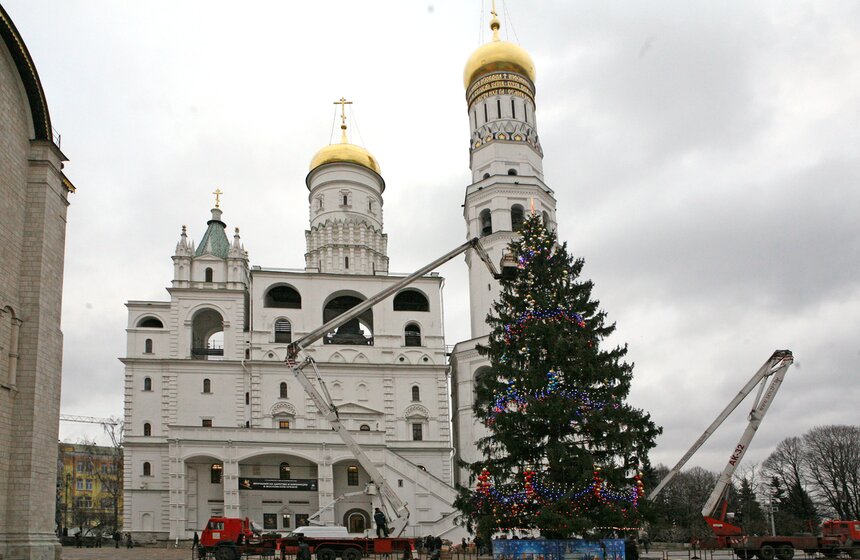 Главную елку страны установили на Соборной площади 1 фото