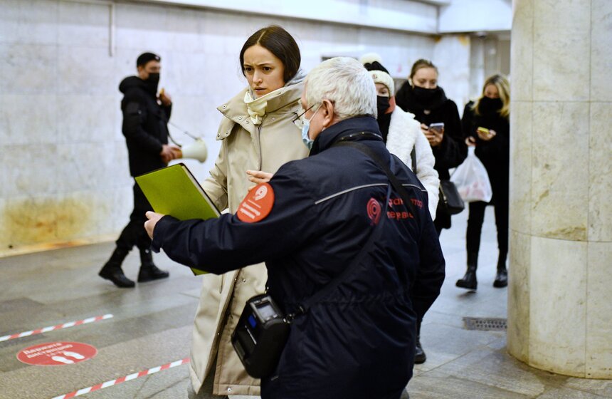 В метро и наземном транспорте штрафуют за ношение маски на подбородке 19 фото