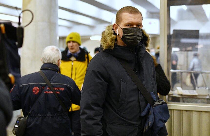 В метро и наземном транспорте штрафуют за ношение маски на подбородке 14 фото