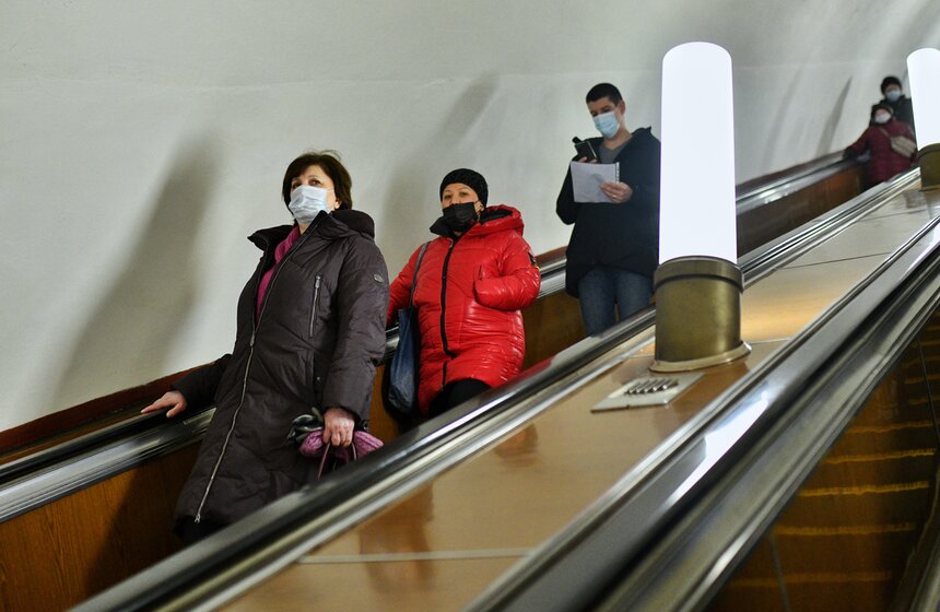 В метро и наземном транспорте штрафуют за ношение маски на подбородке 13 фото